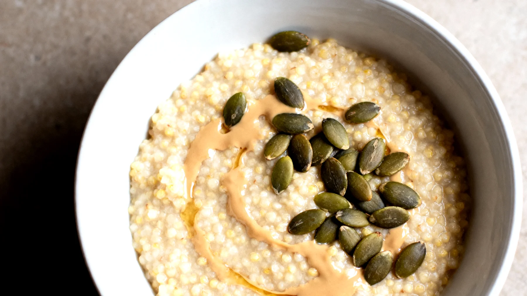 Crema di miglio con semi di zucca e tahini"