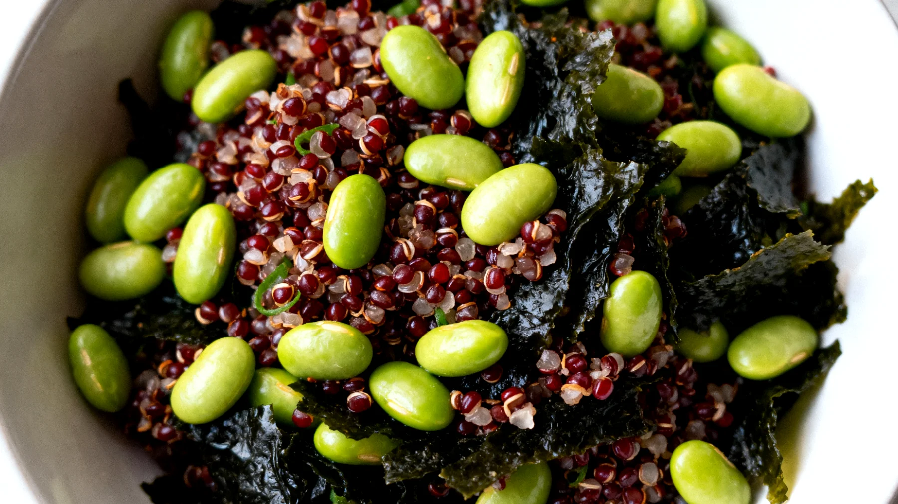 Insalata di edamame, quinoa rossa e alga wakame"