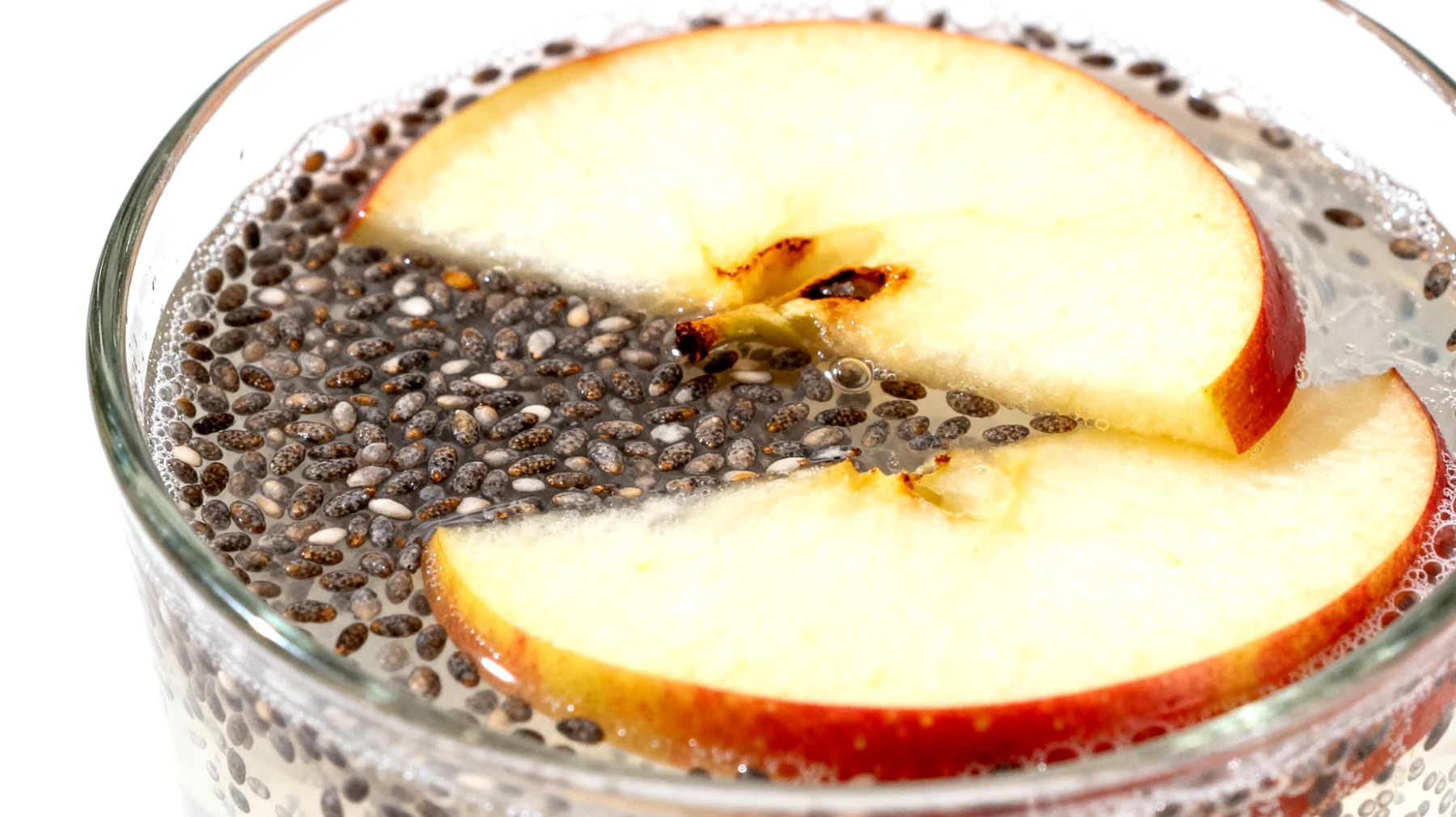 Kefir d'acqua con semi di chia e fette di mela"