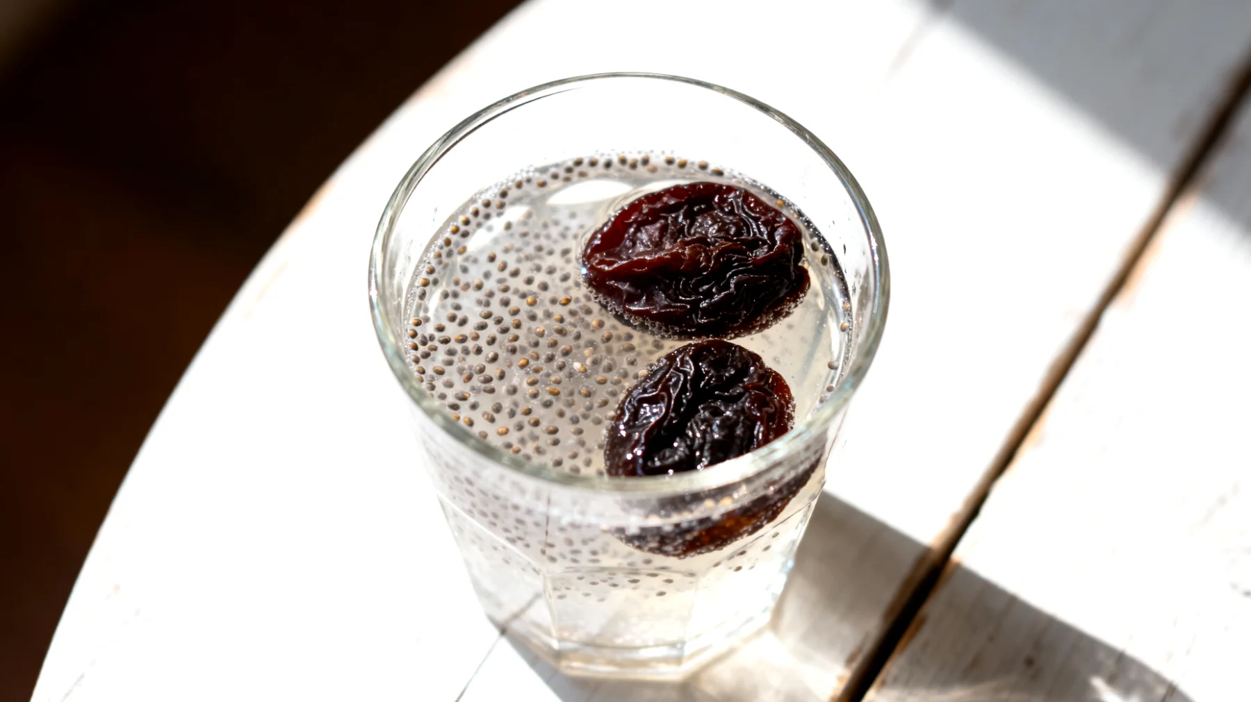 Kefir d'acqua con semi di chia e prugne secche"