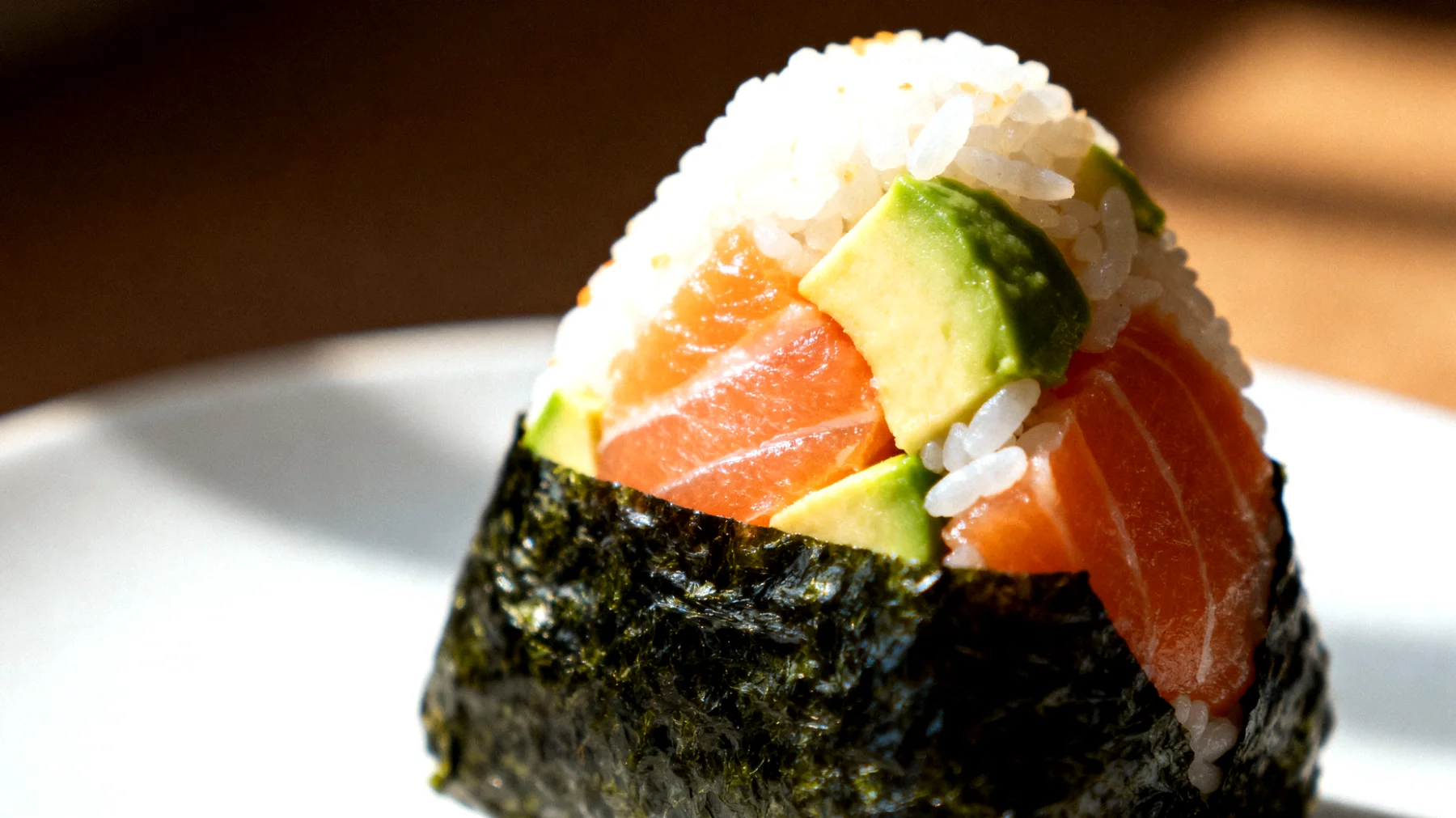 Onigiri al salmone e avocado con alga nori"