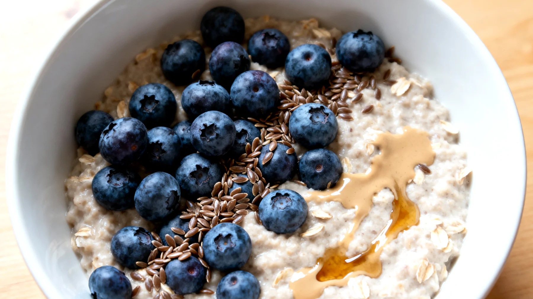Porridge di avena con semi di lino, mirtilli e tahini"