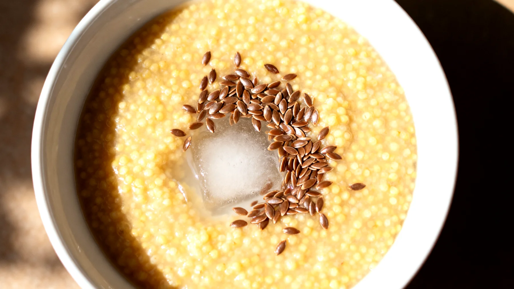 Porridge di miglio con semi di lino e acqua di cocco"