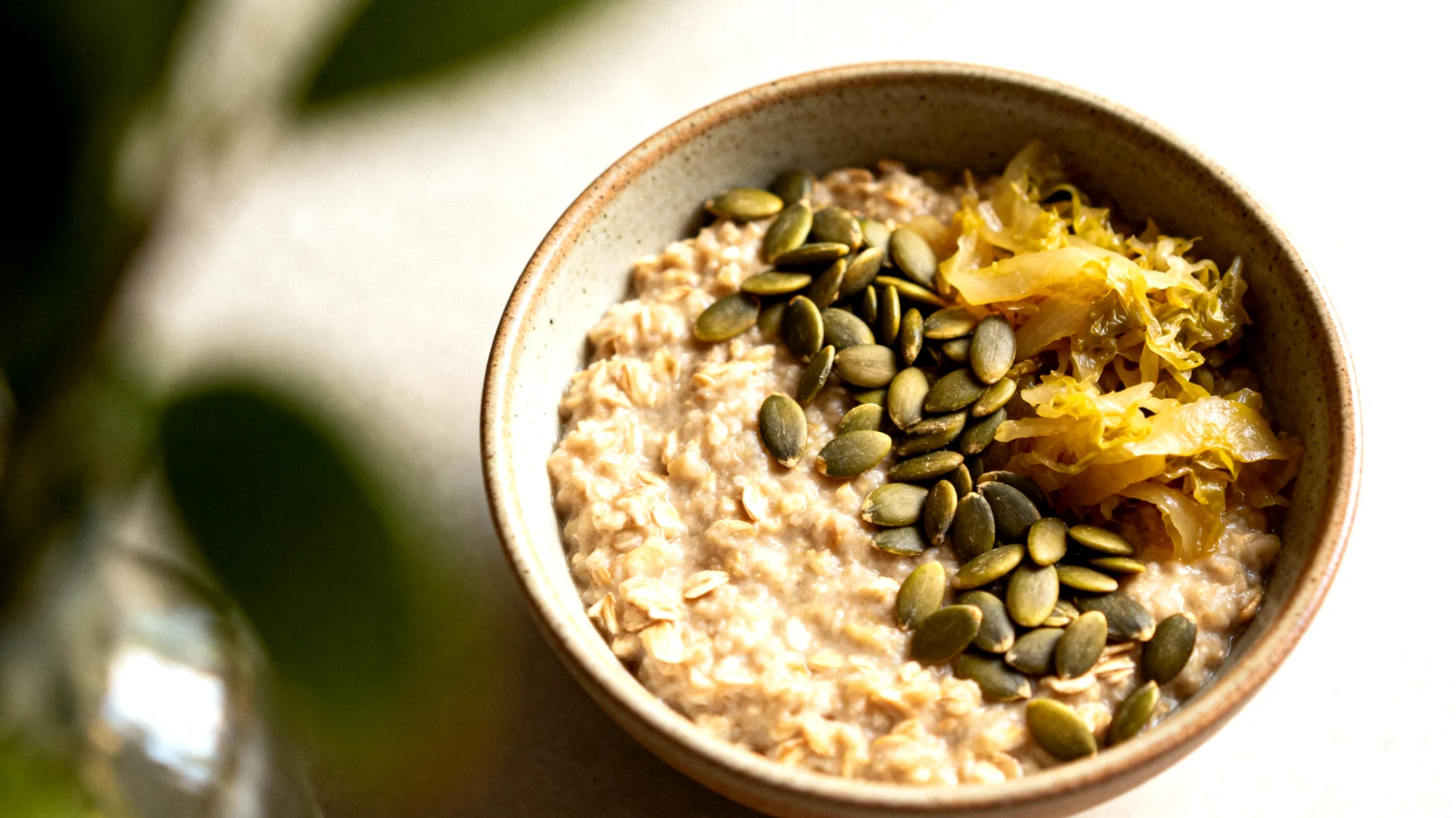 Porridge salato con avena integrale, semi di zucca e verdure fermentate"