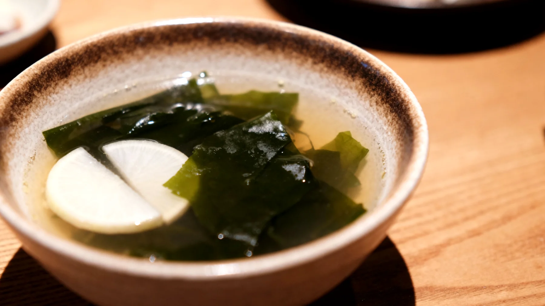 Zuppa di miso con alghe wakame e daikon"