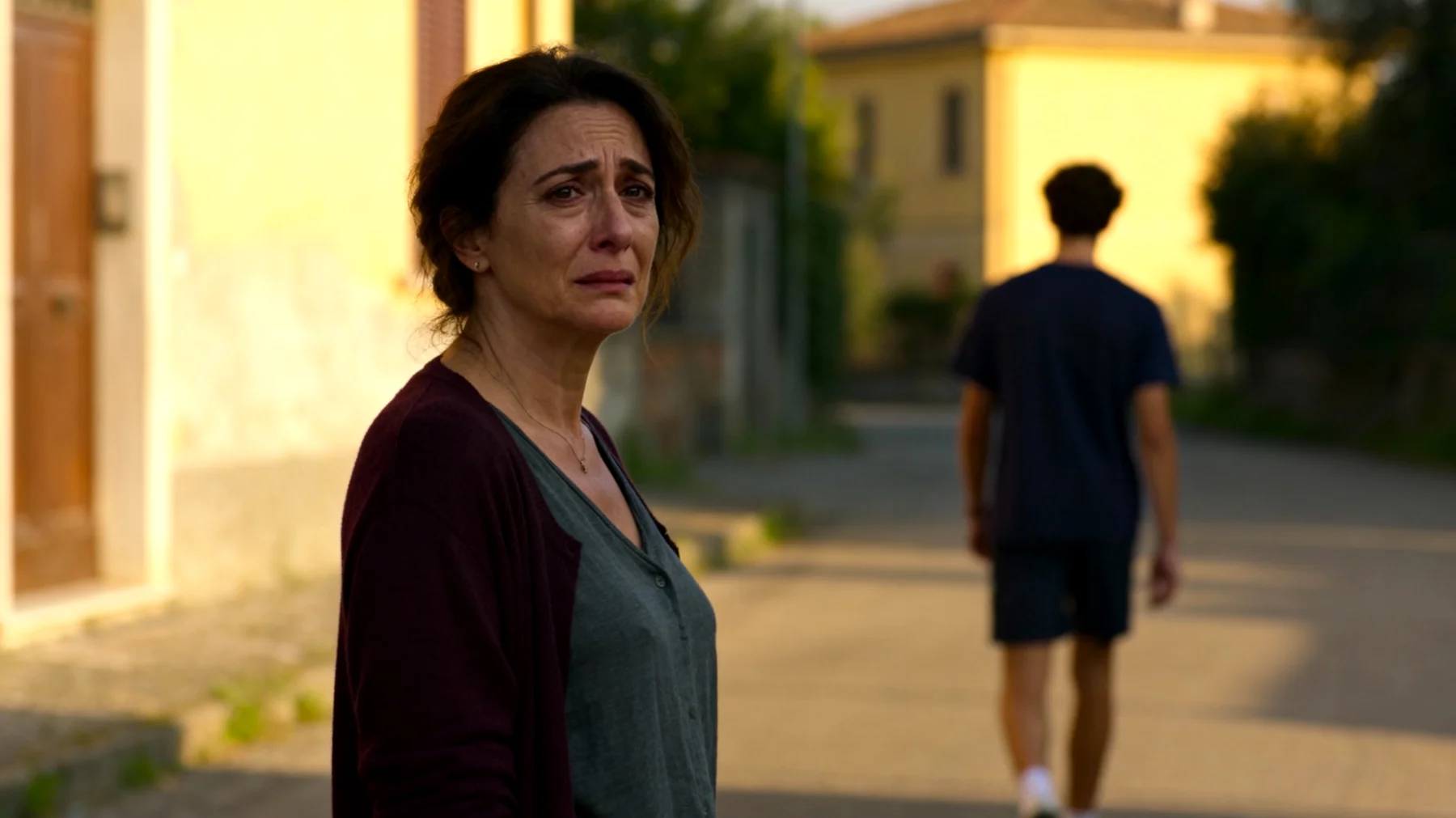 Una mamma si sente respinta e preoccupata perché il figlio giovane adulto si è allontanato emotivamente, mostrando distacco, poca condivisione e rifiuto nel coinvolgerla nella sua vita quotidiana"