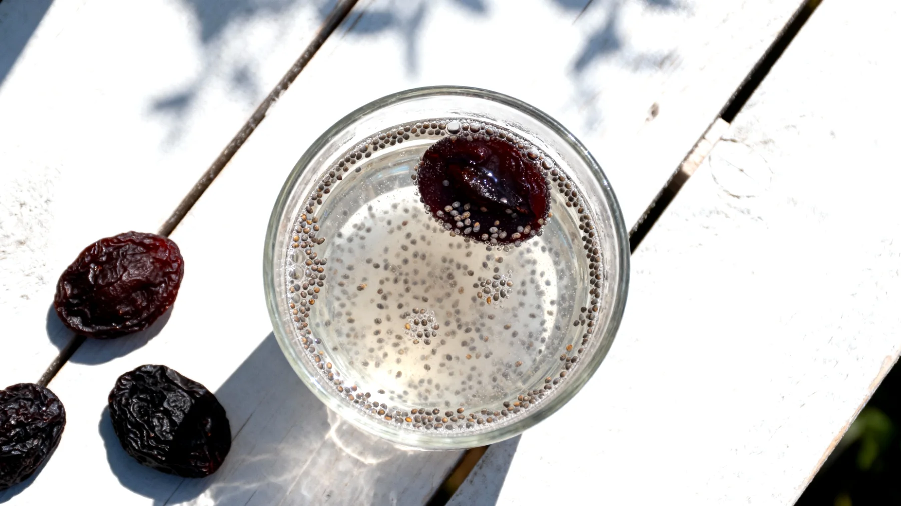 Kefir d'acqua con semi di chia e prugne secche"