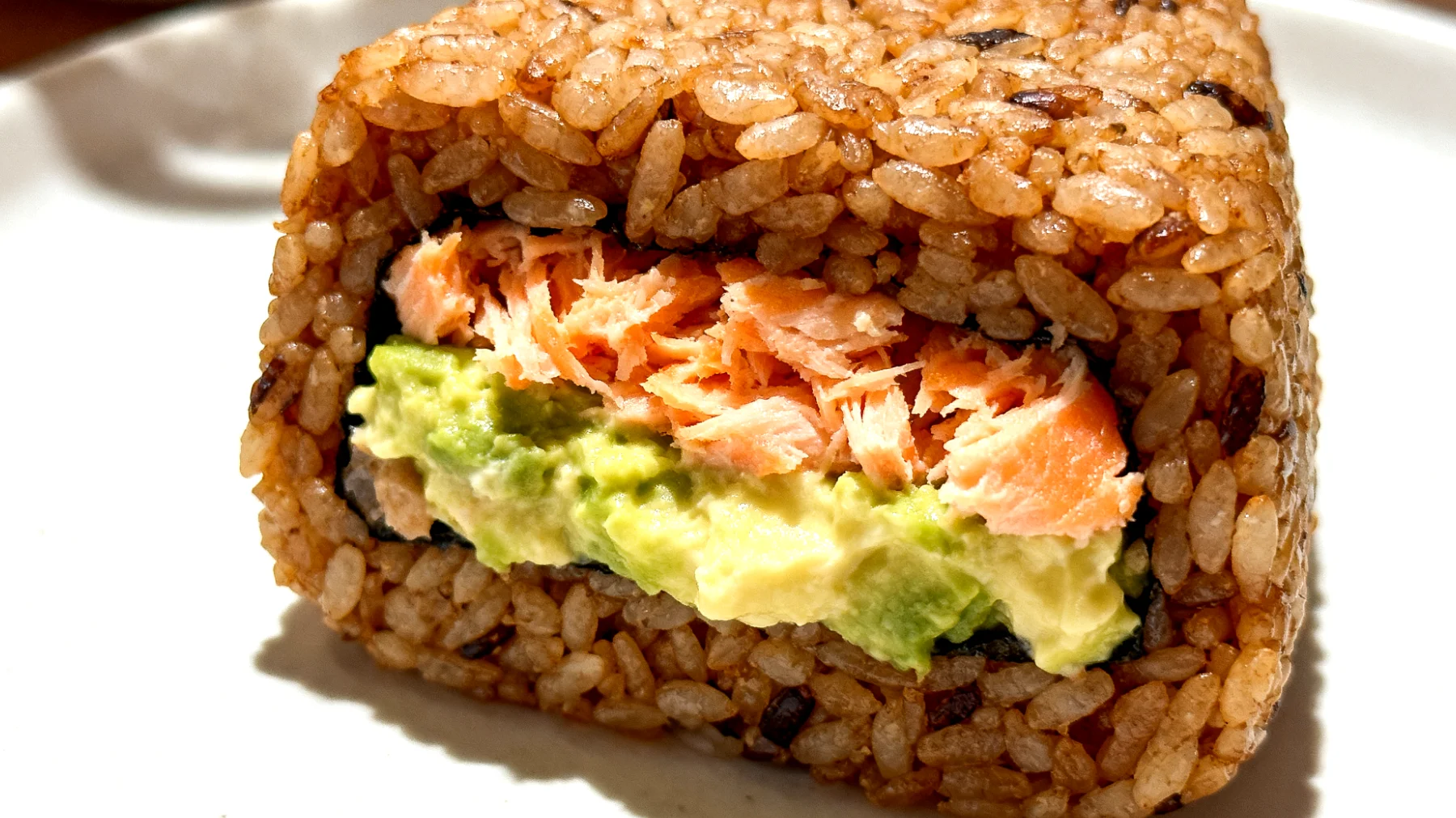 Onigiri integrale con salmone e avocado"