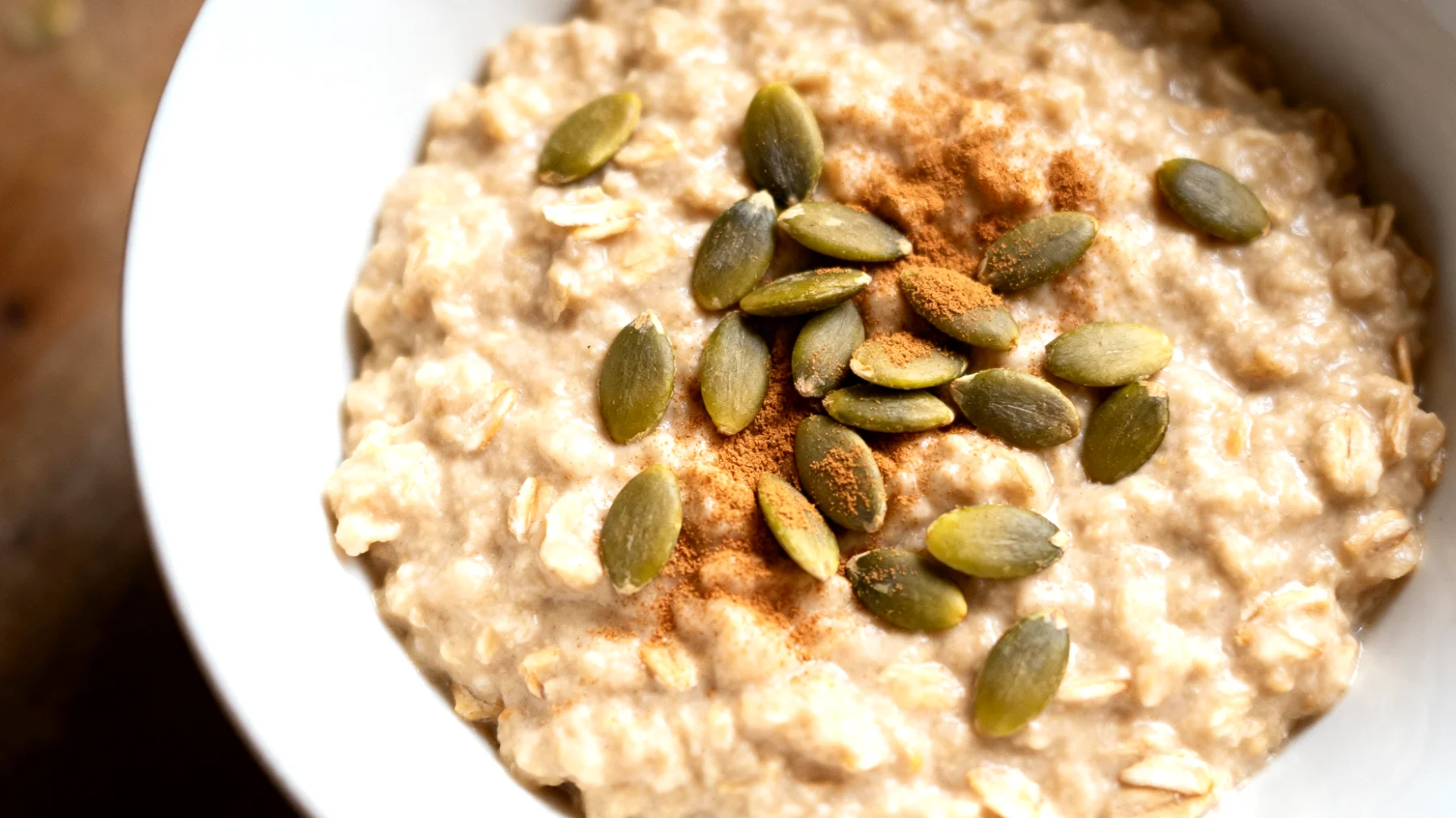 Porridge di avena con semi di zucca e cannella"