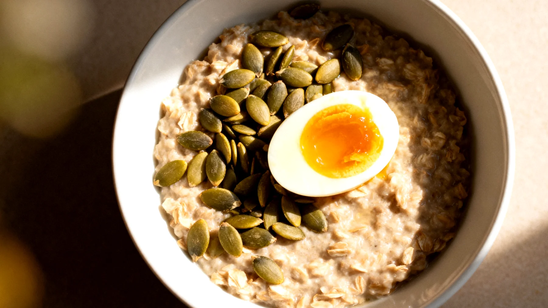 Porridge salato di avena con semi di zucca e uovo marinato"