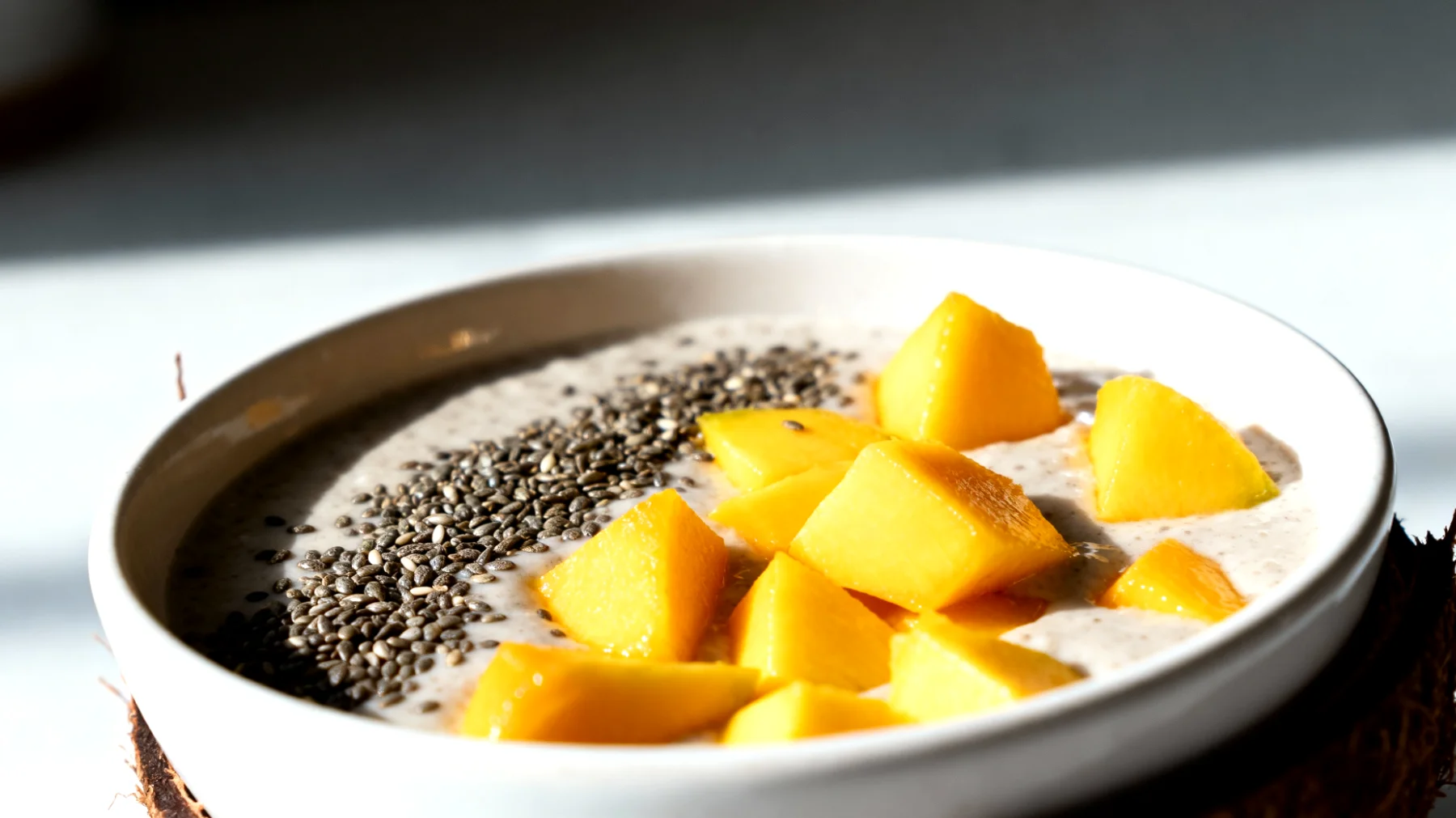Smoothie bowl al cocco con semi di canapa e mango"
