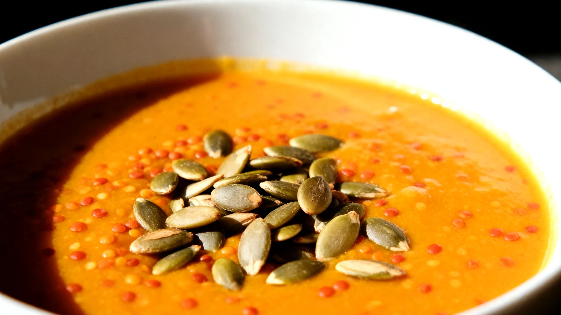 Vellutata di zucca e lenticchie rosse con semi di zucca tostati"