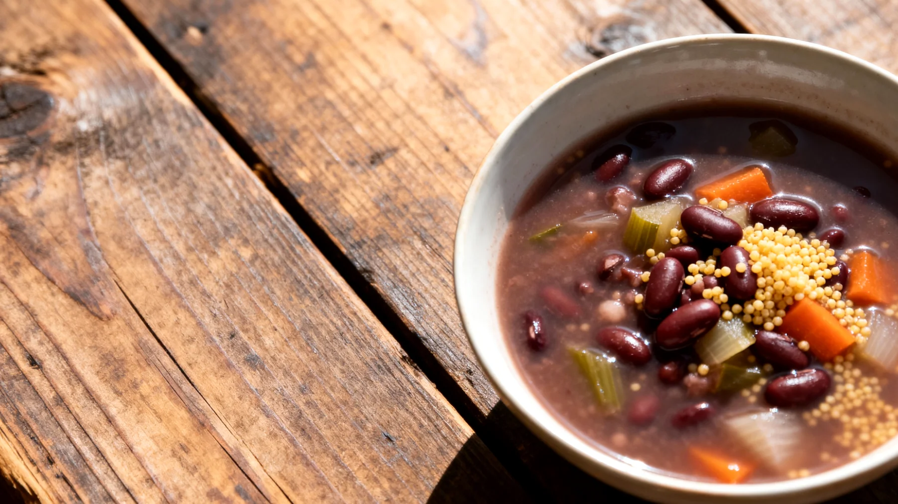 Zuppa di fagioli azuki con verdure e miglio"