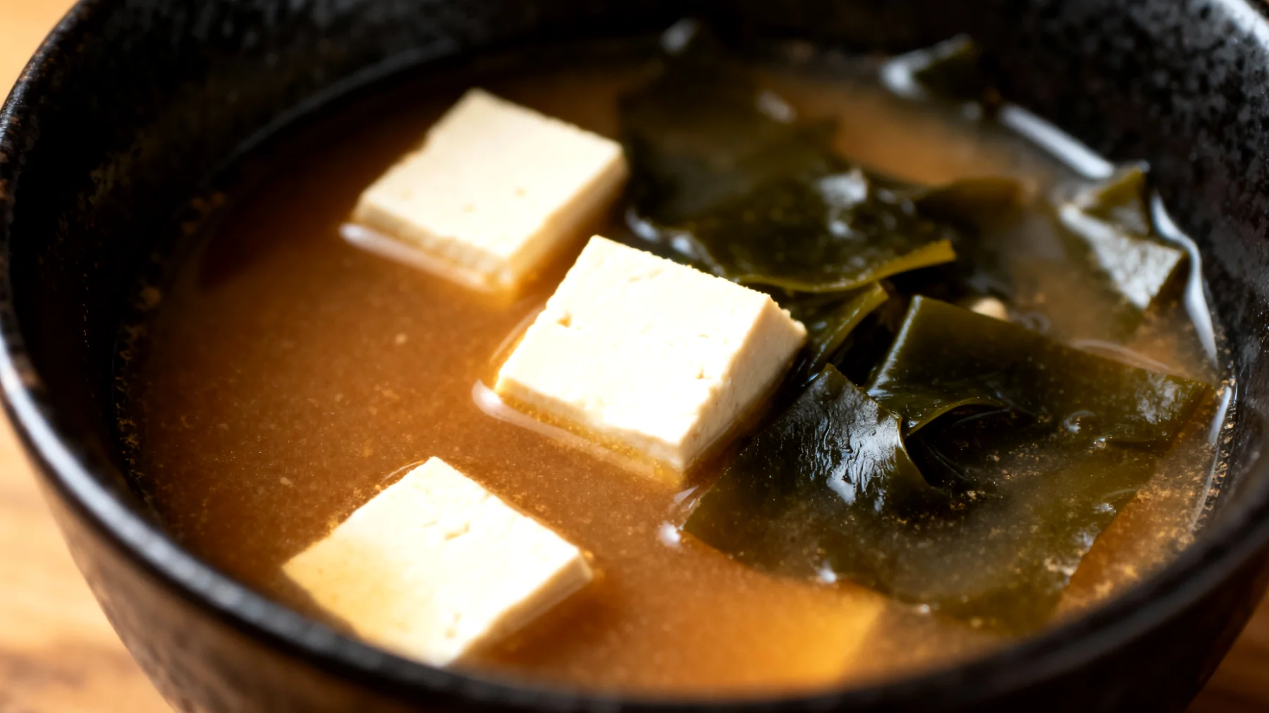 Zuppa di miso con alghe wakame e tofu"