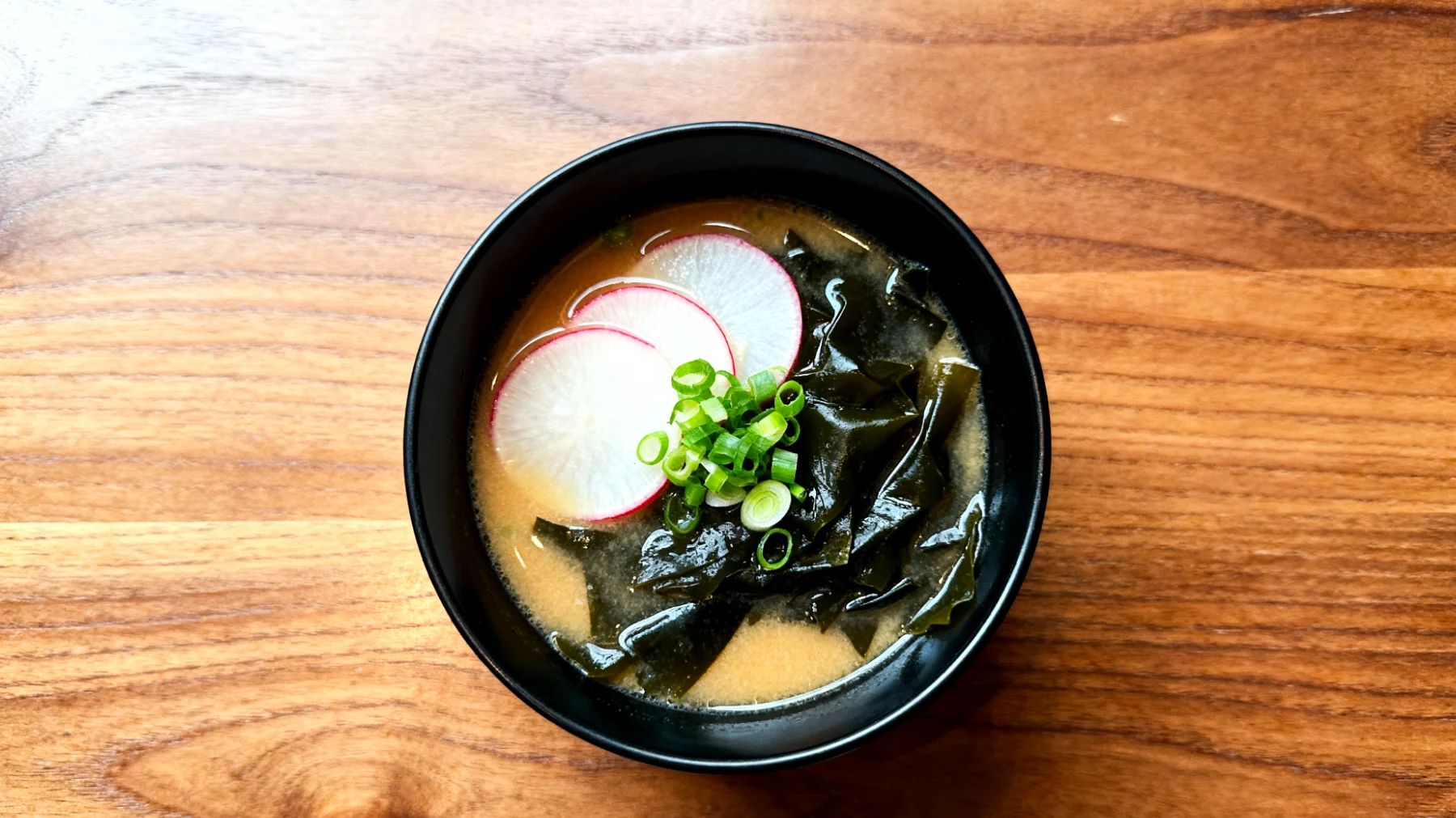 Zuppa di miso con wakame e daikon"