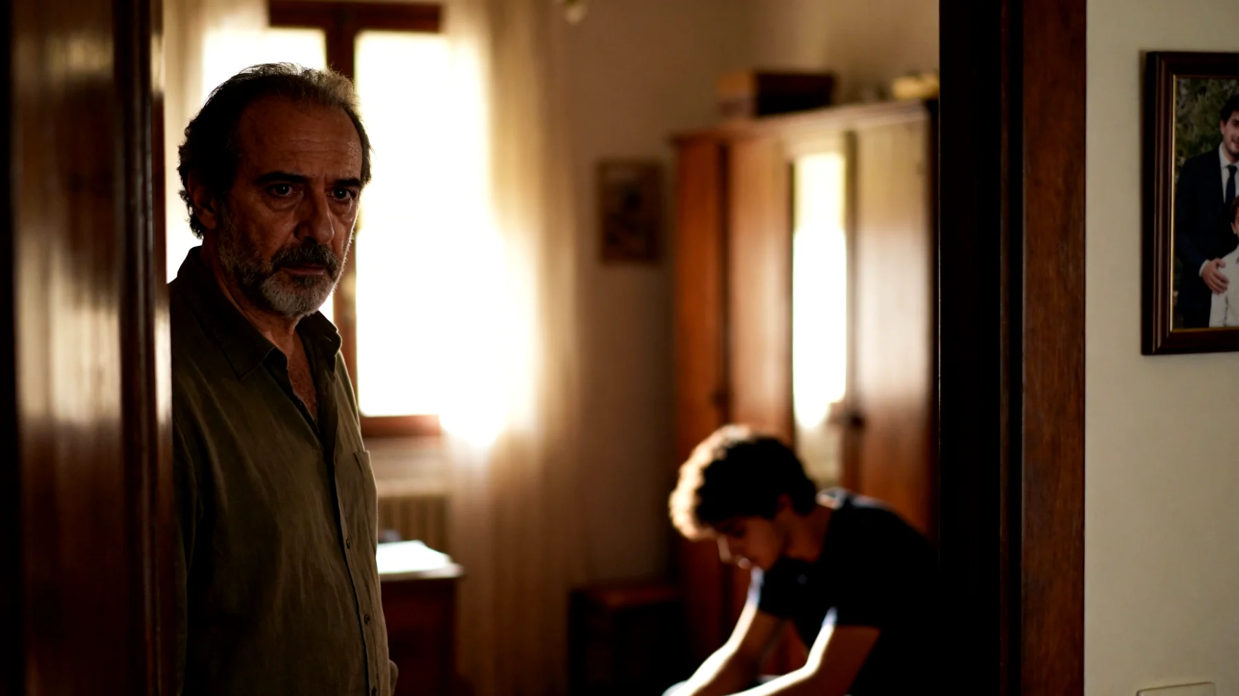 Un papà si sente preoccupato e impotente perché il suo figlio giovane adulto mostra comportamenti di timidezza e isolamento sociale, faticando a costruire relazioni significative, partecipare ad attività sociali o eventi, e preferendo rimanere chiuso in casa o limitarsi a pochi contatti superficiali, nonostante l'età in cui dovrebbe essere più autonomo e socialmente attivo."